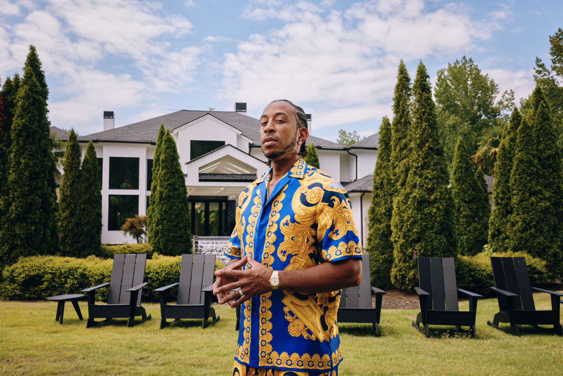 Bookingcom_Ludacris_infront_of_house