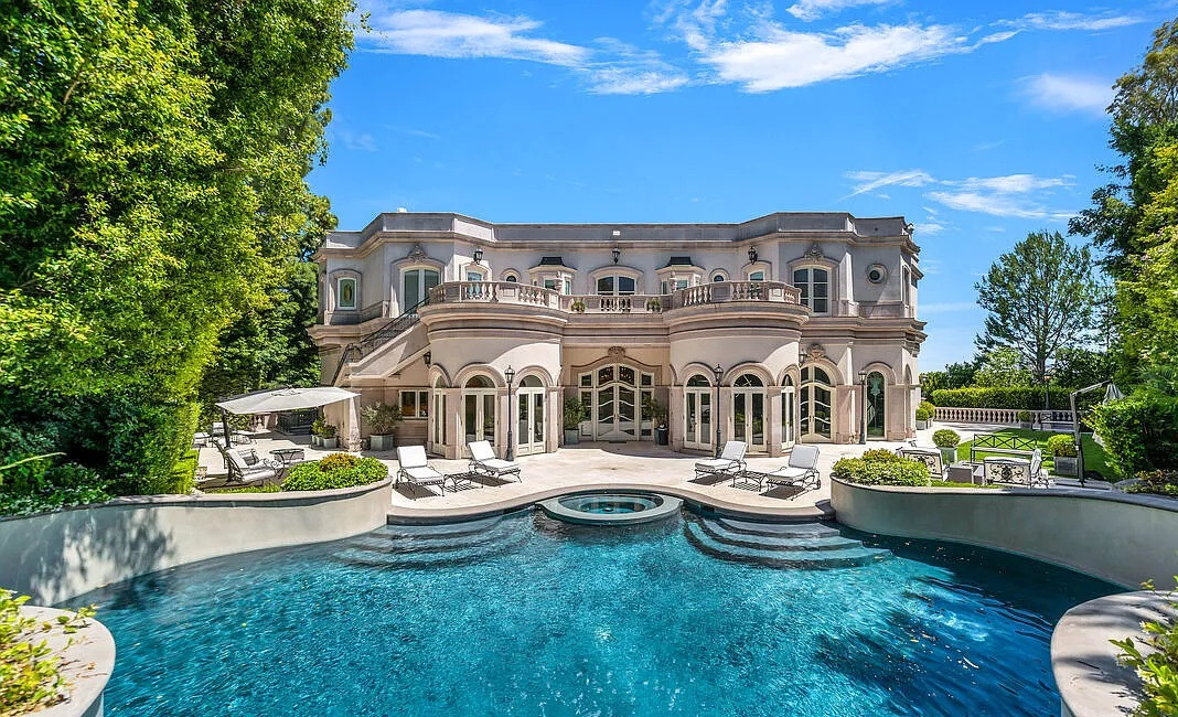 TRAVEL LIKE MARIAH CAREY THIS SUMMER WITH A STAY AT HER BOOKING.COM VACATION RENTAL IN BEVERLY HILLS