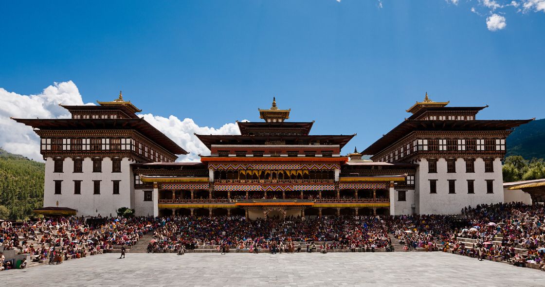 A Large Group Of People In Front Of A Building