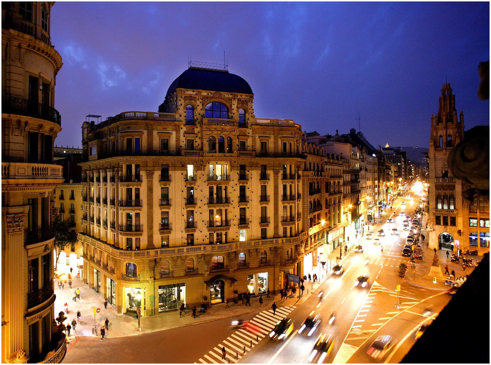 Hotel Ohla w Barcelonie nocą