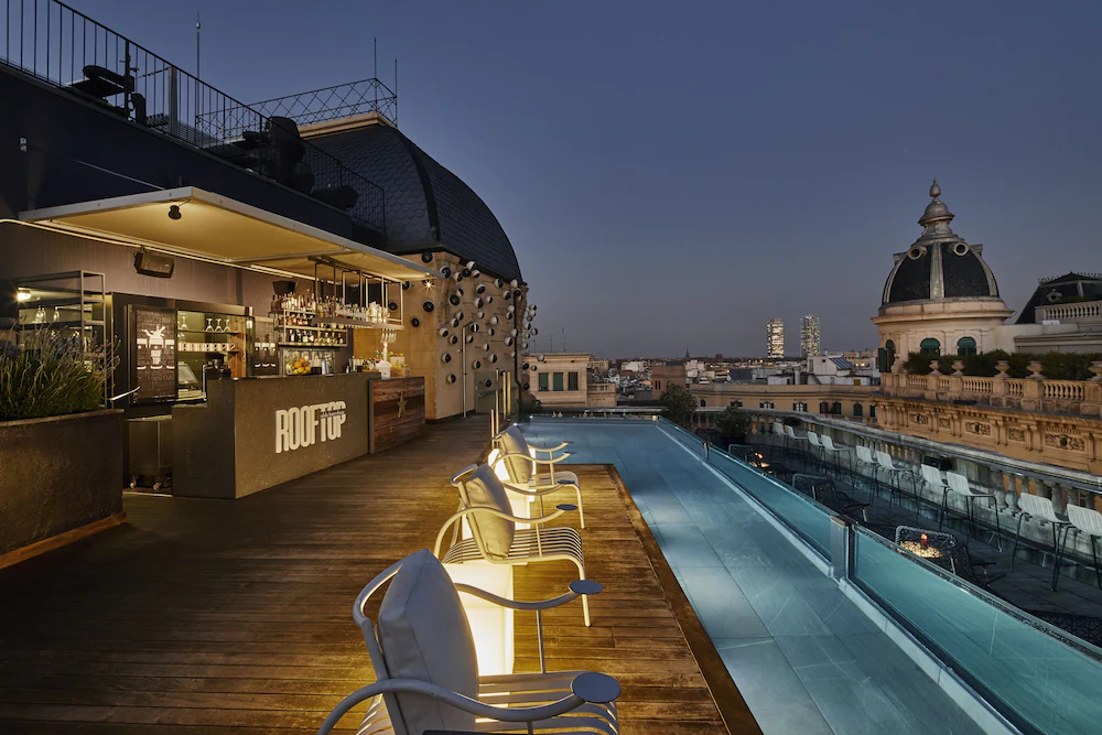 Bar Rooftop i basen na dachu, Hotel Ohla w Barcelonie