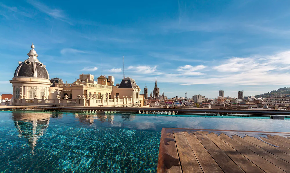 Rooftop pool with views of Barcelona © Hotel Ohla
