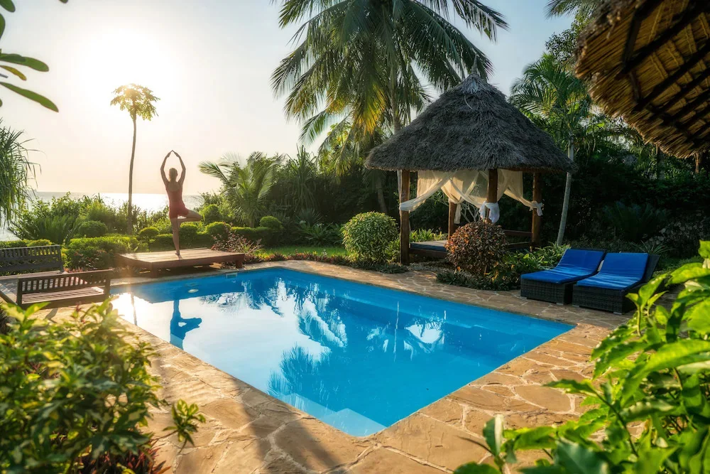 Joga przy basenie © Zanzi Resort