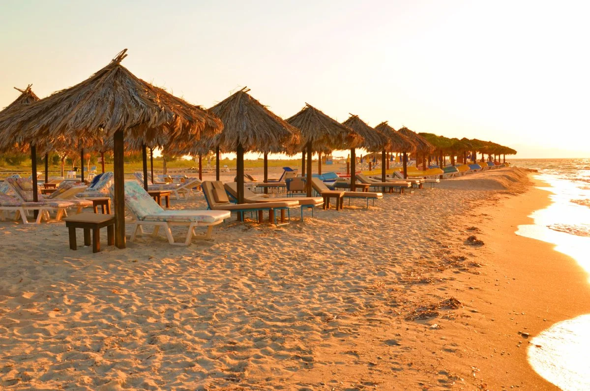 Sunbeds on Tigaki beach © shutterstock