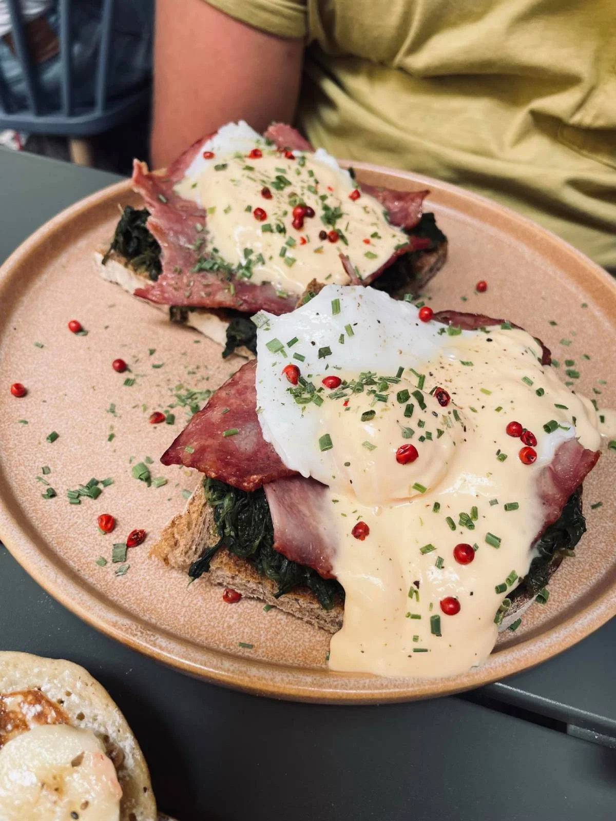 Toasts with spinach, bacon and poached egg
