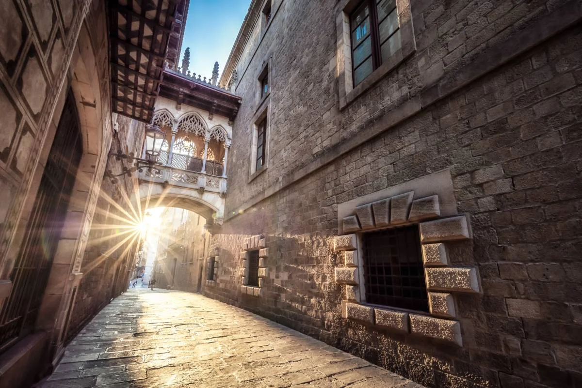 Picturesque Alley in Barcelona © iStock