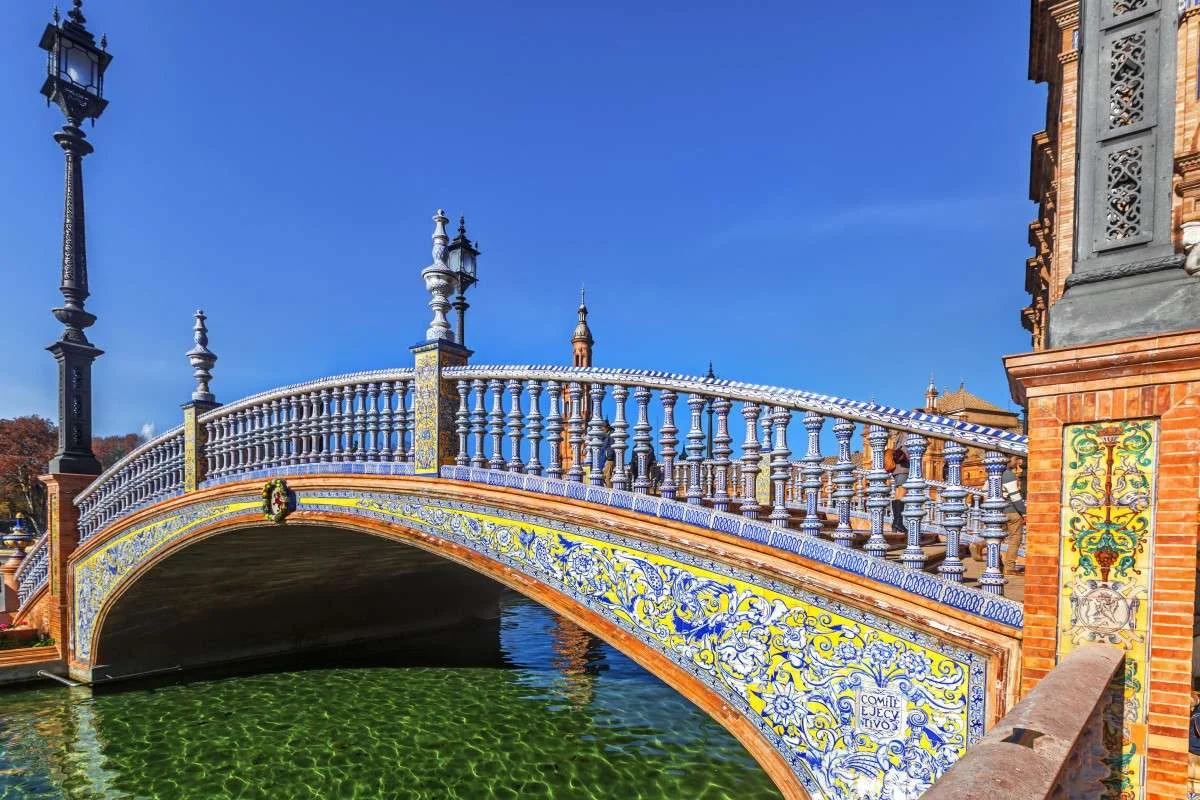 The azulejo bridge in Seville © iStock