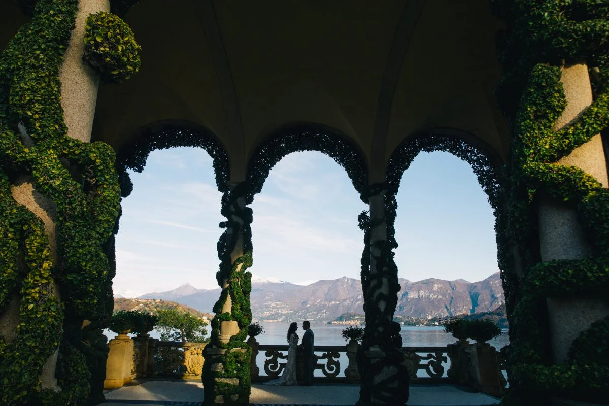 Young couple by the Como Lake © shutterstock